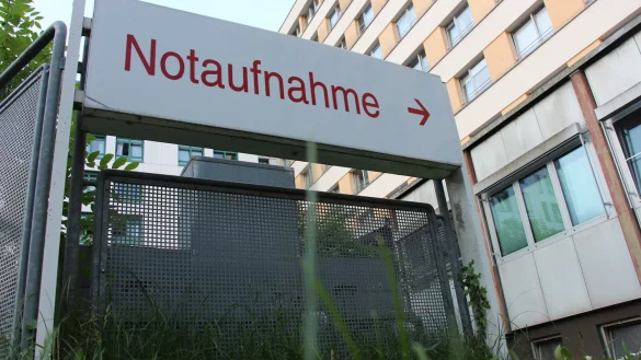 Ende 2019 bringt ein Rettungswagen eine kranke 12-Jährige in die Notaufnahme des Klinikum Lippes. Das Mädchen wird über Nacht stationär aufgenommen. Elf Stunden später ist das Kind tot. Nun muss sich das damals behandelnde Klinik-Personal wegen fahrlässiger Tötung vor dem Amtsgericht verantworten. - © Janet König