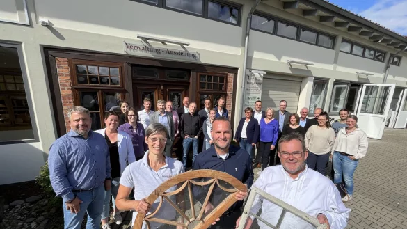 Alte Fenster auszutauschen &ndash; so einfach kann Umweltschutz und Energieeffizienz sein. Auch das haben die Teilnehmer des Projekts &bdquo;&Ouml;koprofit&ldquo;, darunter (im Vordergrund, von links) Claudia Moormann von Kramp & Kramp, Projektkoordinator Tobias Pri&szlig; sowie Guido Kramp, bereits festgestellt. - &copy; Till Brand