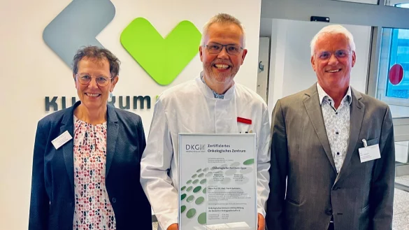 Stolz präsentieren Dr. Christine Fuchs, medizinische Geschäftsführerin Klinikum Lippe, Prof. Dr. Frank Hartmann (links), Chefarzt und Leiter des Onkologischen Zentrums, und Jens Lammers, Koordinator des Onkologischen Zentrums Lippe, die Zertifizierungsurkunde. - © Klinikum Lippe