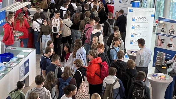 Besucher auf der Berufsinformationsmesse &bdquo;Berufe live&ldquo; in den R&auml;umen der IHK Lippe. - &copy; IHK Lippe