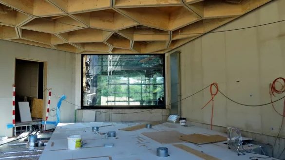 Das Foyer der Klimaerlebniswelt: Die wabenf&ouml;rmige Struktur des Baus spiegelt sich in der der Decke. Foto: Gunter Held - &copy; Gunter Held