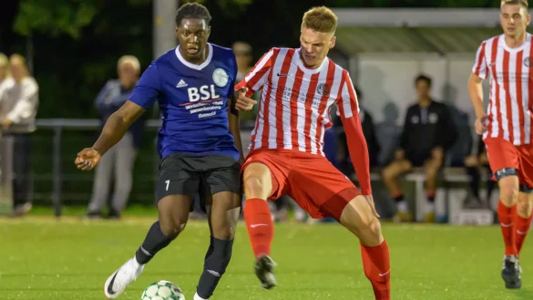 Der Diestelbrucher Maximilian Herms (wei&szlig;) geht in den Zweikampf mit dem Torsch&uuml;tzen zum 0:1 f&uuml;r die SG Hiddesen-Heidenoldendorf, Davide Ayena (blau). - &copy; EGON PENNER