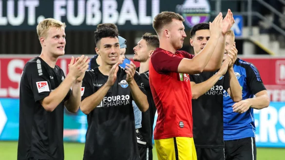 Die SCP-Spieler (vorne v. l.) Mattes Hansen, Niclas Nadj und Ersatztorwart Pelle Boevink bedanken sich nach dem 2:1-Heimsieg gegen Wiesbaden bei den Fans. - &copy; Imago Images