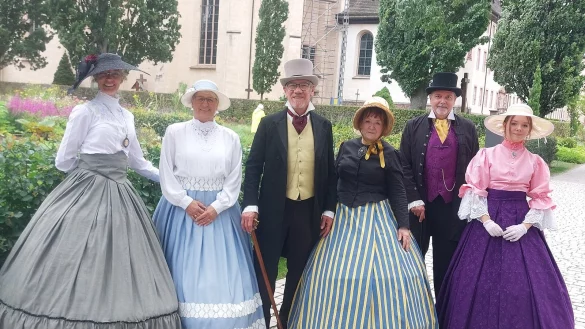 Mitglieder der Kulturwerkstatt Blomberg haben sich j&uuml;ngst auch auf der Landesgartenschau in H&ouml;xter pr&auml;sentiert und Werbung f&uuml;r ihr Festival gemacht. - &copy; Michaela Wei&szlig;e