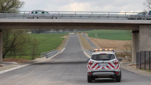Zehn LZ-Leser d&uuml;rfen auf der neuen Barntruper Umgehungsstra&szlig;e fahren, bevor sie f&uuml;r den Verkehr offiziell freigegeben wird. Das Archivfoto aus dem April 2023 zeigt die Trasse. - &copy; Jens Rademacher