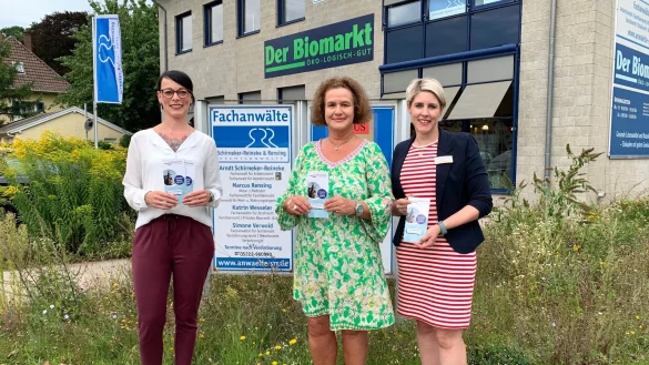 &bdquo;Salzufler Frauenpower&ldquo; l&auml;dt zu Vortr&auml;gen und Frauenabenden: Gleichstellungsbeauftragte Sybille L&uuml;decke, Rechtsanw&auml;ltin Katrin Wesseler und VHS-Leiterin D&eacute;sir&eacute;e Solle (von links) stellen das Programm f&uuml;r den Herbst vor. - &copy; Stadt Bad Salzuflen