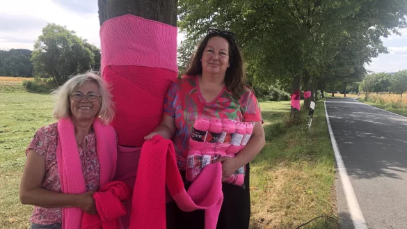 Landfrau Marlies Witte (links) und Sabine Mirbach machen auf Brustkrebsvorsorge aufmerksam. Foto: Sven Kienscherf - &copy; Sven Kienscherf