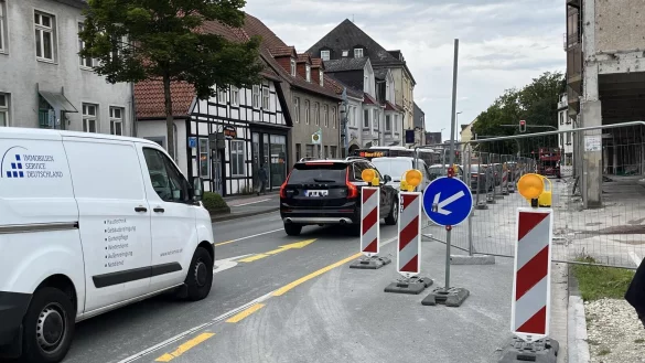 Auf der Hornschen Straße ist die äußere Fahrspur, die stadteinwärts direkt an der früheren Galerie "Hornsches Tor", entlang führt, gesperrt. - © Jana Beckmann