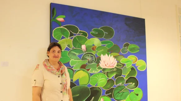 K&uuml;nstlerin Andrea Wibbe freut sich auf viele Besucher ihrer Ausstellung im Schloss Brake. - &copy; Chiara Wibbeke