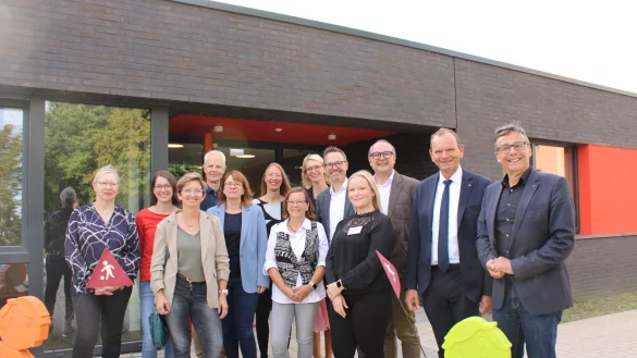 Freuen sich über die Eröffnung der Campus-Kita: (von links) Dr. Meike Seidel-Kehde (Gleichstellungsbeauftragte TH OWL), Ann-Marie Sander (Abteilungsleitung Heilpädagogik Eben-Ezer), Michaela Kregel (Abteilungsleitung Kitas Eben-Ezer), Architekt Stefan Brand, Sabine Menzel (Bereichsleitung Kinder und Jugendliche Eben-Ezer), Dr. Marianne Langstrof (Familienservice, Zentrale Beratungsstelle für Studierende und Beschäftigte TH OWL), Britta Obermann (Büro für Gleichstellung und Familienservice TH OWL), Maike Krüger und Falko Heise (beide Geschäftsführung Eben-Ezer), Kita-Leiterin Daria Rathnau, Bürgermeister Markus Baier, TH-OWL-Präsident Dr. Jürgen Krahl und Thomas Portong (Fachbereichsleiter Jugend und Schule Stadt Lemgo). - © Chiara Wibbeke