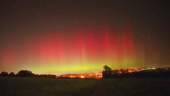 Wie einen roten Vorhang beschreibt Naturfilmer Robin J&auml;hne die Nordlichter, die er in der Nacht zu Montag am Himmel &uuml;ber Detmold "eingefangen" hat. Unterhalb sind die Lichter von Spork-Eichholz und Remmighausen zu sehen. - &copy; Robin J&auml;hne