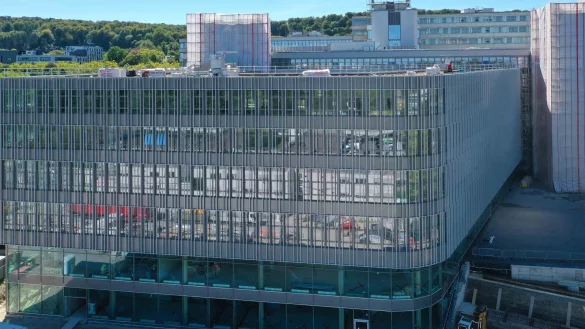 Das neue Eingangsgeb&auml;ude der Uni Bielefeld ist &auml;u&szlig;erlich fertig gebaut. - &copy; BLB NRW