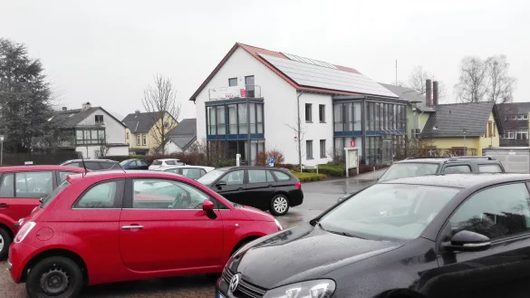 Der Rathaus-Parkplatz in Hohenhausen ist im Gespr&auml;ch f&uuml;r ein Solardach. Dar&uuml;ber kann die Gemeinde Kalletal allerdings nicht alleine entscheiden: Miteigent&uuml;mer sind Volksbank und Sparkasse. Sie haben ein W&ouml;rtchen mitzureden. - &copy; Jens Rademacher