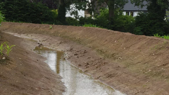 Als Sofortma&szlig;nahme wurde im Sommer unter anderem ein Schutzwall angelegt, der die Anwohner vor den von Feldern herabflie&szlig;enden Wassermassen sch&uuml;tzen soll. - &copy; Raphael Bartling