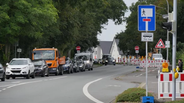 Die Lagesche Stra&szlig;e ist aktuell halbseitig gesperrt, weil Fernw&auml;rmeleitungen verlegt werden. Autos k&ouml;nnen nur stadteinw&auml;rts passieren. - &copy; Jost Wolf