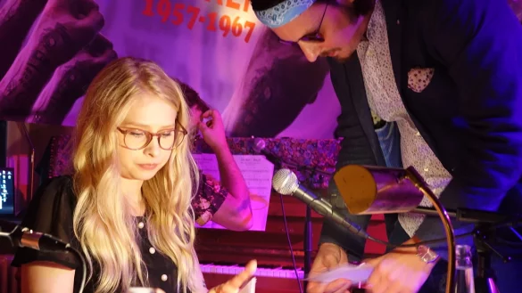 Moderator Oliver M. Pawlak, hier mit Marja Kersten, las aus diversen B&uuml;chern vor. - &copy; Axel B&uuml;rger