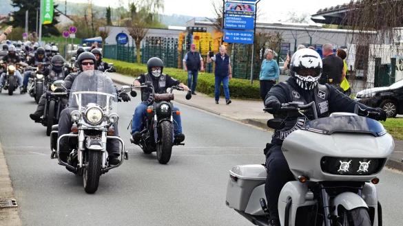 Tim Kellner (rechts) f&uuml;hrt als Pr&auml;sident im Sommer die Ausfahrt des Brothers Guard MC an. - &copy; Nicole Ellerbrake
