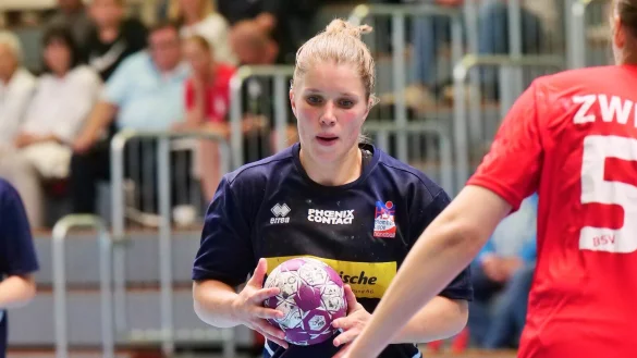 Laura R&uuml;ffieux bleibt auch weiterhin die Spielf&uuml;hrerin der HSG. Foto: J&ouml;rg Hagemann - &copy; J&ouml;rg Hagemann