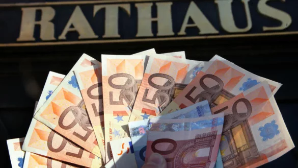 Vielen Kommunen steht das Wasser finanziell gesehen bis zum Hals. - &copy; dpa