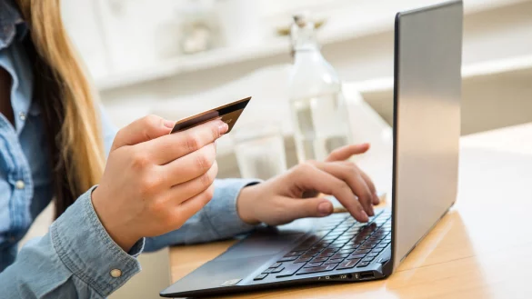 Vor allem jüngere Menschen nutzen häufig die Möglichkeit, Einkäufe zum Beispiel im Online-Handel in Raten abzuzahlen. (Symbolbild) - © Christin Klose/dpa