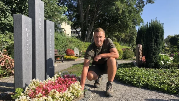 Friedhofsgärtner Mirko Ortmann am Hoffnungsfeld. Auf den drei Stelen finden sich die Worte Glaube, Liebe, Hoffnung. - © Sven Kienscherf