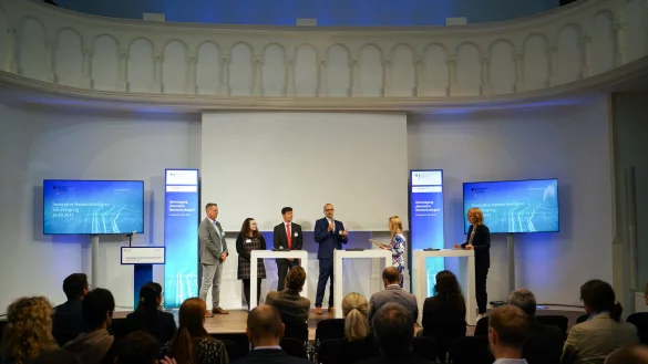 Einige Teilnehmer der &bdquo;Innovative Netztechnologien &ndash; Agenda Jahrestagung 2023&ldquo;. Hier hat Dr. Sebastian Schriegel von Fraunhofer IOSB-INA das Projekt vorgestellt und den F&ouml;rderbescheid von Daniela Kluckert, Parlamentarische Staatssekret&auml;rin, entgegengenommen. - &copy; BMDV