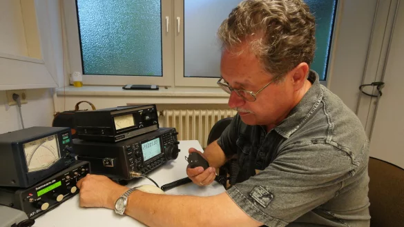 Heinz B&ouml;rger (DL5BAQ) macht Funkbetrieb an der Clubstation des Detmoler Ortsverbands N04 in der Brunnenstra&szlig;e. - &copy; Jost Wolf