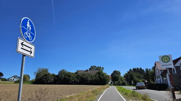 Der Radweg von Lage in Richtung Heiden: Im Fr&uuml;hjahr 2024 soll auch die lang ersehnte Verl&auml;ngerung durch den Ortskern fertig sein. - &copy; Astrid Sewing