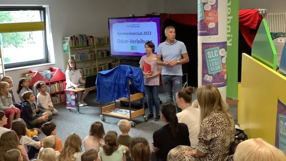 Feierliche Abschlussveranstaltung aus Anlass des 17. „SommerLeseClubs“: „Nicht nur das Lesen, sondern auch Schreiben, Kreativität und Medienkompetenz werden gefördert und honoriert“, sagte Bürgermeister Dirk Tolkemitt im Rahmen der diesjährigen Verleihung der „Lese-Oskars“ in der Stadtbücherei Bad Salzuflen. - © Stadtbücherei Bad Salzuflen