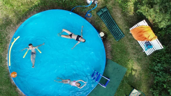 Um das Wasser vor Bakterien oder Algen zu sch&uuml;tzen, werden Chemikalien wie etwa Chlortabletten hinzugef&uuml;gt. - &copy; dpa/Patrick Pleul