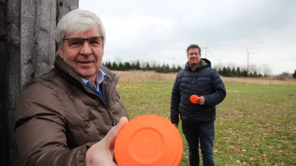 Ekkehard M&ouml;nch (links) und Erik Hanken vom Wurfscheibenclub Lippe planen die Modernisierung der Anlage in Hagen. Der Kreis Lippe hat jetzt signalisiert, dass er das Projekt genehmigen w&uuml;rde. Die Stadt Lage wird dazu geh&ouml;rt. - &copy; Archivfoto: Katrin Kantelberg