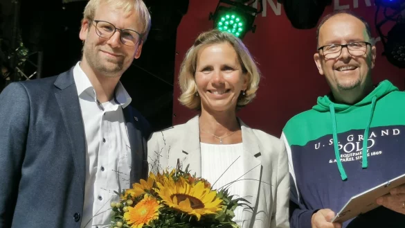 Freut sich &uuml;ber die Ernennung zur Sportlerin des Jahres: Sonja Kr&uuml;ger (Mitte) mit Barntrups B&uuml;rgermeister Borris Ortmeier (links) und Alexander Lipke (rechts, Vorsitzender Stadtsportverband) - &copy; Sylvia Frevert