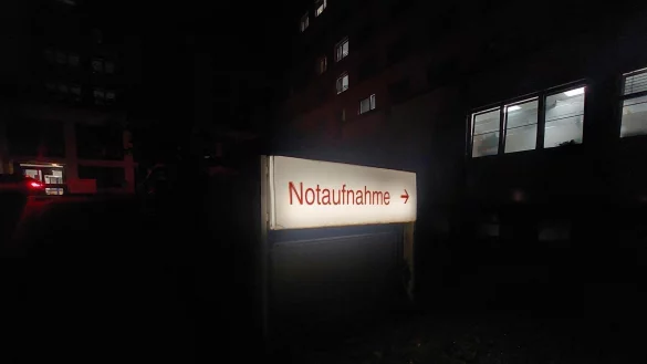 An einem dunklen Dezemberabend im Jahr 2019 lassen Eltern ihr krankes Kind mit dem Rettungswagen in die Notaufnahme bringen. Dass die Zw&ouml;lfj&auml;hrige wenige Stunden sp&auml;ter tot ist, hinterl&auml;sst bei allen Beteiligten Fassungslosigkeit. Haben sich der behandelnde Arzt und das Pflegepersonal mitschuldig gemacht? Das versucht das Amtsgericht gerade herauszufinden. - &copy; Janet K&ouml;nig