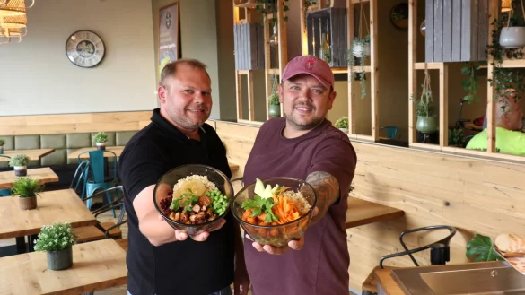 Michael Knuth (links) und J&uuml;rgen Helm vom "That's fresh" zeigen zwei Salatbowls, die hier an der Bruchstra&szlig;e &uuml;ber den Tresen gehen. - &copy; Alexandra Schaller