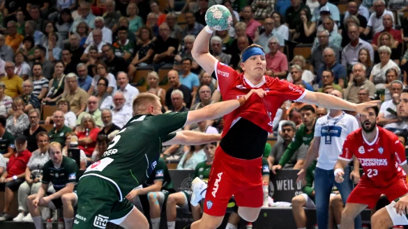 Lukas Hutecek setzt sich ohne R&uuml;cksicht auf Verluste gegen Wetzlars Rasmus Meyer Ejlersen durch. Foto: Mathias M. Lehmann - &copy; Mathias M. Lehmann