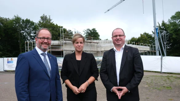 Freuen sich &uuml;ber das Fortschreiten der Arbeiten: Landesverbandsvorsteher J&ouml;rg D&uuml;ning-Gast, Wirtschaftsministerin Mona Neubaur und Arne Brand, Allgemeiner Vertreter des Landesverbandsvorstehers. - &copy; Sven Koch