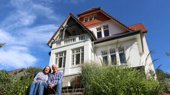 Angelika und Immo Niebel im Garten ihrer denkmalgesch&uuml;tzten Villa, die sie 2015 saniert haben. - &copy; Alexandra Schaller
