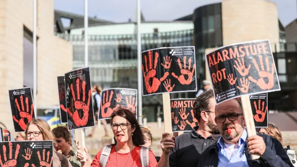 Mitarbeiter von Krankenhäusern demonstrieren vor dem Düsseldorfer Landtag. - © dpa