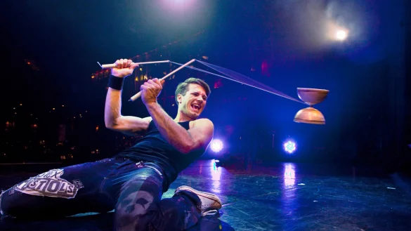 Mit K&uuml;nstlern von Weltklasse - hier Diabolo-Jongleur Phil Os - will das Augustdorfer Variet&eacute; im Herbst die Besucher begeistern. Der Vorverkauf hat begonnen. - &copy; Copyright: Sven Hagolani www.hagolani.com