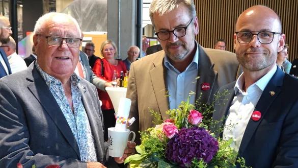 Blickte bei der Jubil&auml;umsfeier zur&uuml;ck: Ehrenobermeister Hans Pr&uuml;&szlig;ner (links), hier mit G&uuml;nter Bicker (Unternehmensbetreuer) und Tobias H&uuml;bner, amtierender Obermeister der Bau-Innung. - &copy; Axel B&uuml;rger