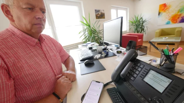 "Verbindung nicht möglich", zeigt das Display der Telefonanlage der Versicherungsagentur von Michael Lucas an der Meiersfelder Straße seit fünfeinhalb Wochen. So lange muss er sich mit seinen vier festangestellten Mitarbeitern schon mit privaten Handys und WLAN-Hotspots behelfen, um ins Internet zu kommen oder telefonieren zu können. - © Jost Wolf