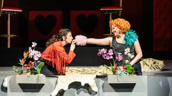 Stella Hanheide und (rechts) Ewa Noack in einer Spielszene - der Shakespeare-Klassiker kommt Freitag zur Premiere. - &copy;Bettina StoessVer&ouml;ffentlichung HonorarpflichtigBank:Bettina St&ouml;&szlig;, Sparkasse Saarbr&uuml;ckenIBAN: DE57590501010218525251 -