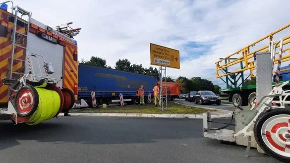 Ein Lkw ist im Steinheimer Kreisverkehr liegen geblieben. - &copy; David Schellenberg