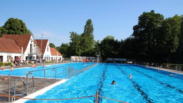 Das Freibad k&ouml;nnte mit neuer Technik energieautark werden. Die Gemeinde versucht erneut, daf&uuml;r F&ouml;rdergelder zu bekommen. - &copy; Archivfoto: Gemeindewerke Schlangen