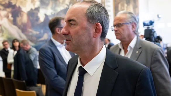 Hubert Aiwanger, Bundesvorsitzender der Freien Wähler, steht in der Kritik, weil er vor 35 Jahren ein antisemitisches Flugblatt verfasst haben soll. - © Sven Hoppe/dpa