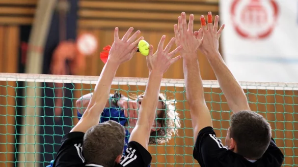 H&auml;lt der Block? Das ist die spannende Frage bei diesem Indiaca-Schmetterball. - &copy; Archivfoto: J&ouml;rg Hagemann