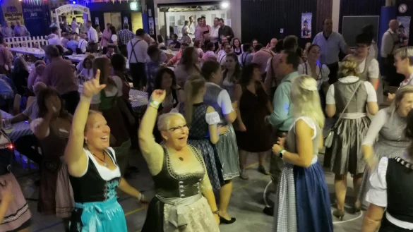 Bomben-Stimmung beim Oktoberfest in Alverdissen: in Dirndl und Lederhose feierten die G&auml;ste bis zum fr&uuml;hen Morgen. - &copy; Sylvia Frevert