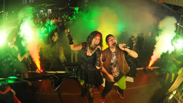 Der Auftritt der "Coverpiraten" sorgte bei den Besuchern für beste Stimmung. - © Nicole Ellerbrake