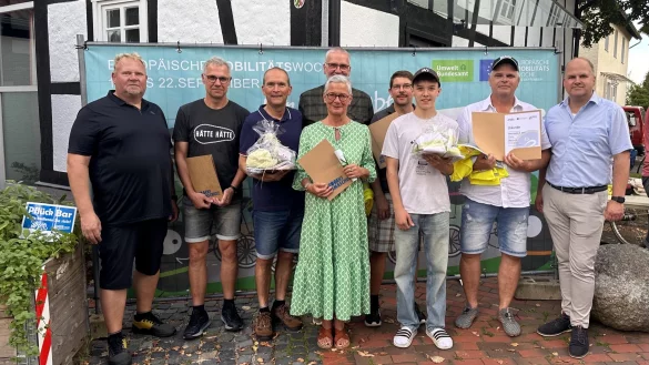 Zufrieden mit dem Ergebnis: Klimaschutzmanager Henning Schwarze, die VfL-Turner Frank Jablonski, Martin Winter, und Wilfried Deppe, Vera Rolf von der Kita Gartenstra&szlig;e, Christian Schilken (Rad-Fahr-Gemeinschaft im MSC Schlangen), Justin Peter und J&ouml;rg Umlauf (Egge-Fohlen `93) sowie B&uuml;rgermeister Marcus P&uuml;ster (von links). - &copy; Gemeinde Schlangen