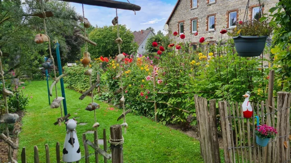 Viele kleine Details sind im Garten von Karin Hieronymus zu finden. - © Nadine Uphoff